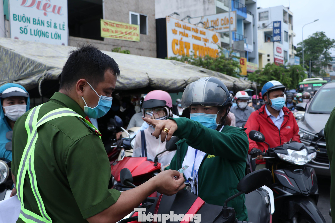 Trong khi đó, lực lượng Công an kiểm tra kỹ giấy tờ tùy thân và các giấy tờ chứng minh công việc của người dân trước khi cho qua trạm. Trong khi đó, lực lượng Công an kiểm tra kỹ giấy tờ tùy thân và các giấy tờ chứng minh công việc của người dân trước khi cho qua trạm.