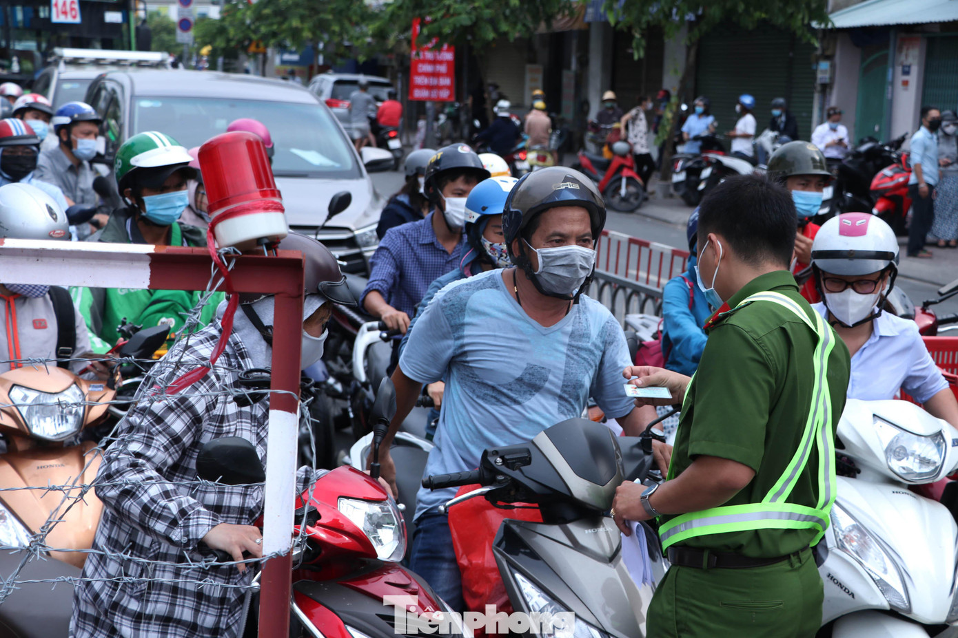 Những người cư trú trên địa bàn quận Gò Vấp phải xuất trình được giấy tờ tùy thân và giấy chứng nhận của công ty, cơ quan thì mới được qua trạm để đi làm. Những người cư trú trên địa bàn quận Gò Vấp phải xuất trình được giấy tờ tùy thân và giấy chứng nhận của công ty, cơ quan thì mới được qua trạm để đi làm.