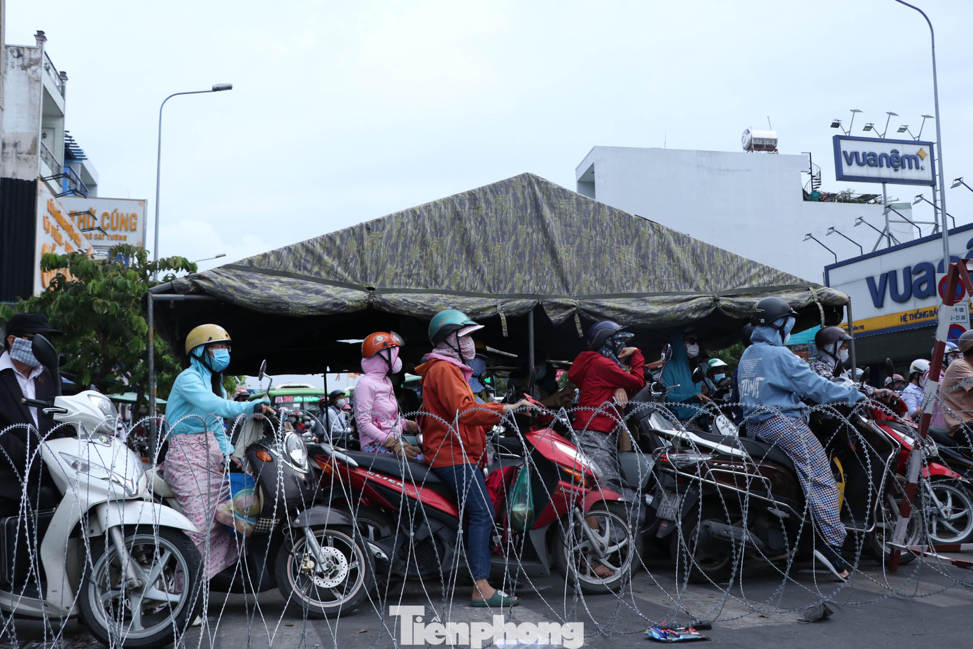 Những người dù có CMND ở quận Gò Vấp nhưng không có xác nhận của cơ quan thì cũng không được qua trạm. Những người dù có CMND ở quận Gò Vấp nhưng không có xác nhận của cơ quan thì cũng không được qua trạm.