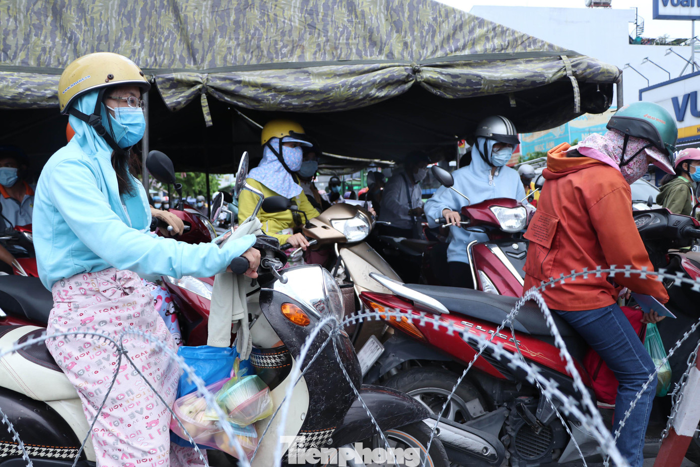 Việc kiểm tra giấy tờ tùy thân, xác nhận của công ty, cơ quan nhà nước tốn khá nhiều thời gian gây tình trạng ùn tắc nghiêm trọng trước khu vực chốt. Việc kiểm tra giấy tờ tùy thân, xác nhận của công ty, cơ quan nhà nước tốn khá nhiều thời gian gây tình trạng ùn tắc nghiêm trọng trước khu vực chốt.