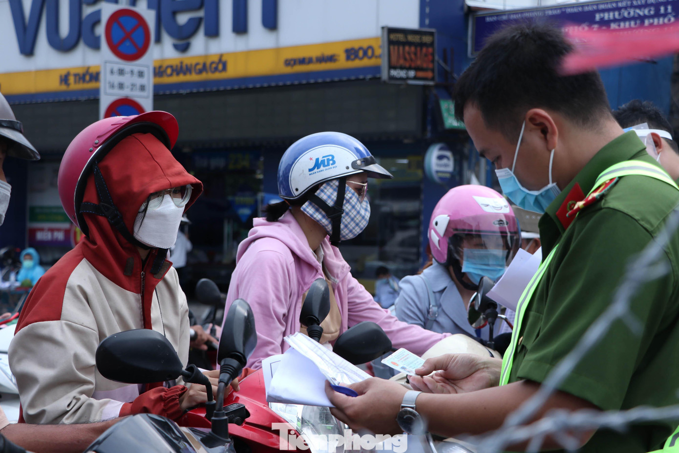 Khi đến các chốt kiểm soát cửa ngõ quận Gò Vấp, lực lượng chức năng chốt chặn kiểm tra giấy tờ. Khi đến các chốt kiểm soát cửa ngõ quận Gò Vấp, lực lượng chức năng chốt chặn kiểm tra giấy tờ.