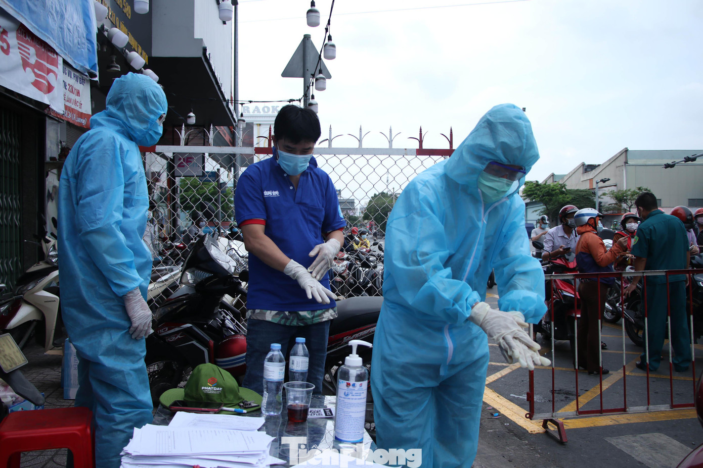 Tại các chốt, nhân viên y tế cũng được huy động để hướng dẫn người dân khai báo y tế, kiểm tra các trường hợp có dấu hiệu nghi ngờ. Tại các chốt, nhân viên y tế cũng được huy động để hướng dẫn người dân khai báo y tế, kiểm tra các trường hợp có dấu hiệu nghi ngờ.