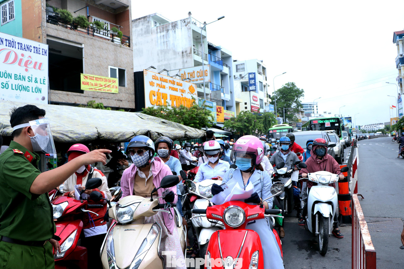 Đến gần 9h sáng, vẫn còn rất đông người dân xếp hàng dài ở các trạm. Nhiều người lần đầu tiên qua trạm kể từ khi giãn cách không biết phải xuất trình những giấy tờ gì nên không được đi làm mà phải quay đầu xe về nhà. Đến gần 9h sáng, vẫn còn rất đông người dân xếp hàng dài ở các trạm. Nhiều người lần đầu tiên qua trạm kể từ khi giãn cách không biết phải xuất trình những giấy tờ gì nên không được đi làm mà phải quay đầu xe về nhà.
