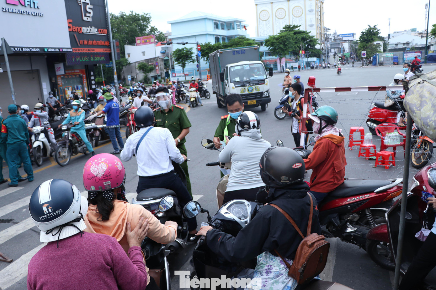 Tại các chốt kiểm soát, lực lượng chức năng chốt chặn, kiểm tra người dân qua trạm ở cả hai chiều ra và vào địa phương. Tại các chốt kiểm soát, lực lượng chức năng chốt chặn, kiểm tra người dân qua trạm ở cả hai chiều ra và vào địa phương.