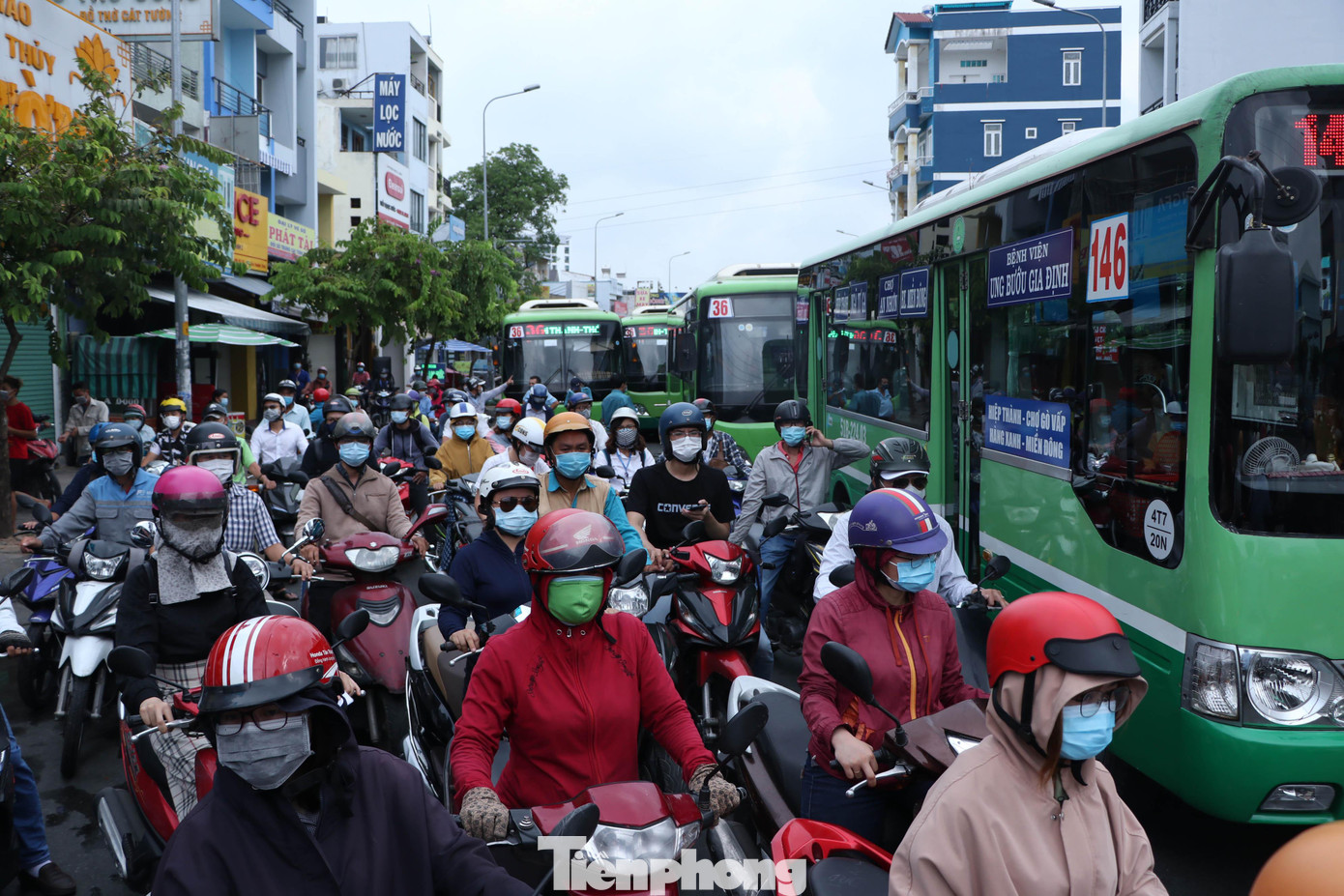 Ghi nhận của phóng viên, từ khoảng 6h sáng, rất đông người dân quận Gò Vấp rời khỏi nhà để đến công ty ở các quận huyện khác bên ngoài Gò Vấp làm việc. Ghi nhận của phóng viên, từ khoảng 6h sáng, rất đông người dân quận Gò Vấp rời khỏi nhà để đến công ty ở các quận huyện khác bên ngoài Gò Vấp làm việc.