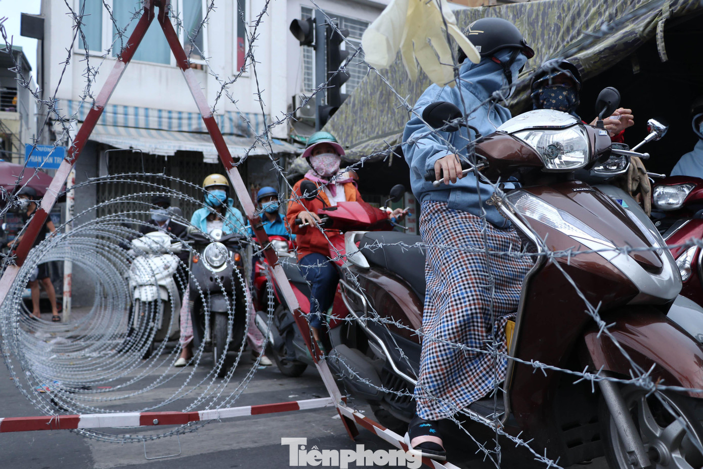 Để kiểm soát chặt người ra vào địa phương, lực lượng chức năng đã lập hàng rào chắn, giăng dây thép gai để đảm bảo không có người nào cố tình vượt chốt khi chưa được phép. Để kiểm soát chặt người ra vào địa phương, lực lượng chức năng đã lập hàng rào chắn, giăng dây thép gai để đảm bảo không có người nào cố tình vượt chốt khi chưa được phép.