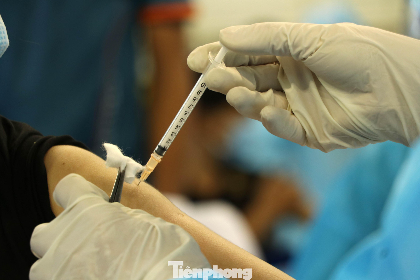 Ông Nguyễn Trần Bình, Phó chủ tịch UBND quận 11, TPHCM cho biết, quận đã huy động lực lượng Công an, dân quân đến điểm tiêm Nhà thi đấu Phú Thọ để giữ an ninh trật tự, đảm bảo quy tắc 5K trong hoạt động tiêm chủng tại đây.