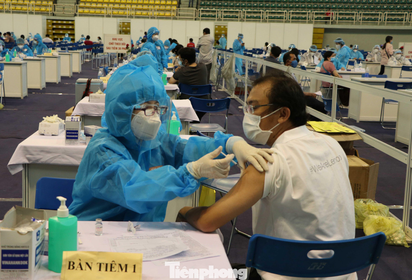 Trong ngày 26/6, dự kiến có khoảng 6.000 người dân là công nhân, nhân viên, viên chức của các đơn vị, doanh nghiệp trên địa bàn TPHCM được tiêm chủng vắc xin ngừa COVID-19 tại đây.