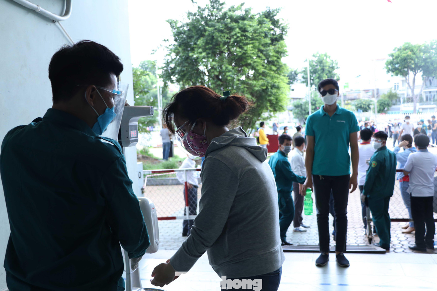 Khi đến tiêm chủng, người dân được lực lượng chức năng hướng dẫn giữ khoảng cách an toàn, đo thân nhiệt và rửa tay sát khuẩn trước khi vào khu vực tiêm.