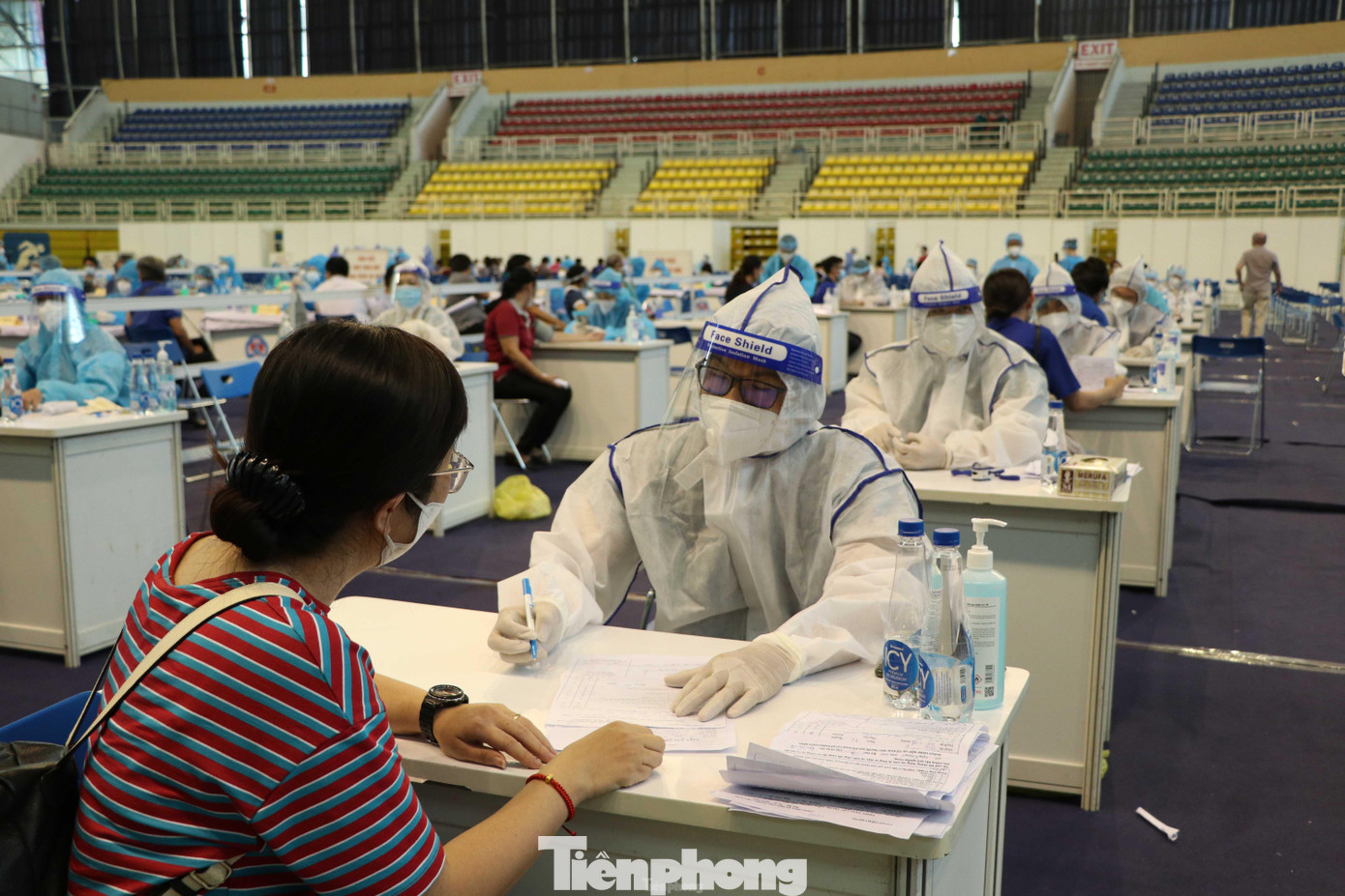 Sau khi qua các khu vực khai báo, người dân được vào khu vực khám sàng lọc trước tiêm để đảm bảo an toàn tiêm chủng.