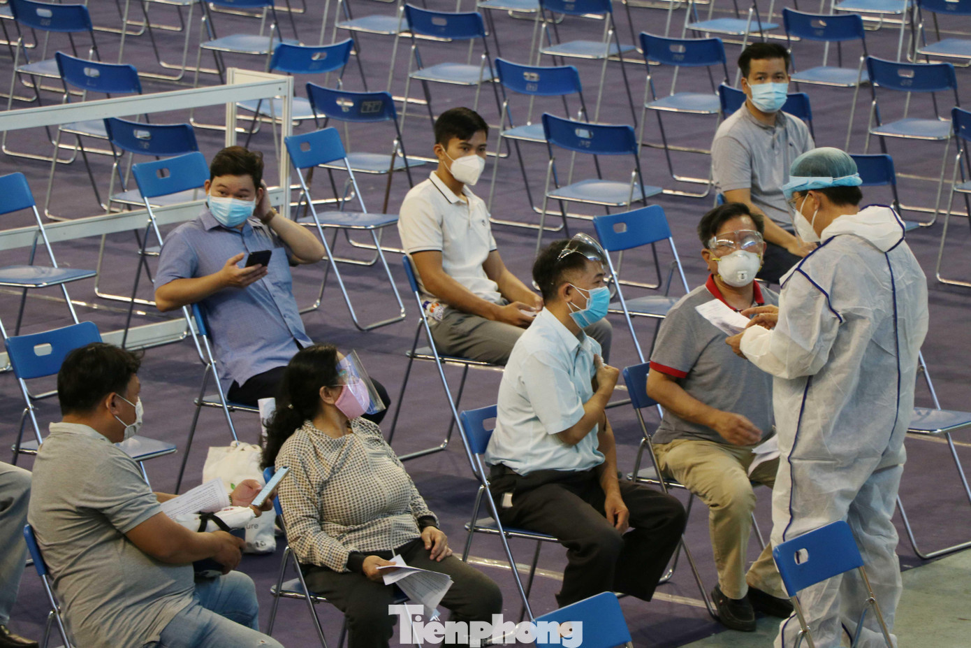 Ngành Y tế cũng đã sắp xếp lại lịch tiêm cho từng đơn vị để tránh tình trạng tập trung quá đông người vào một thời điểm tại khu vực chờ tiêm.