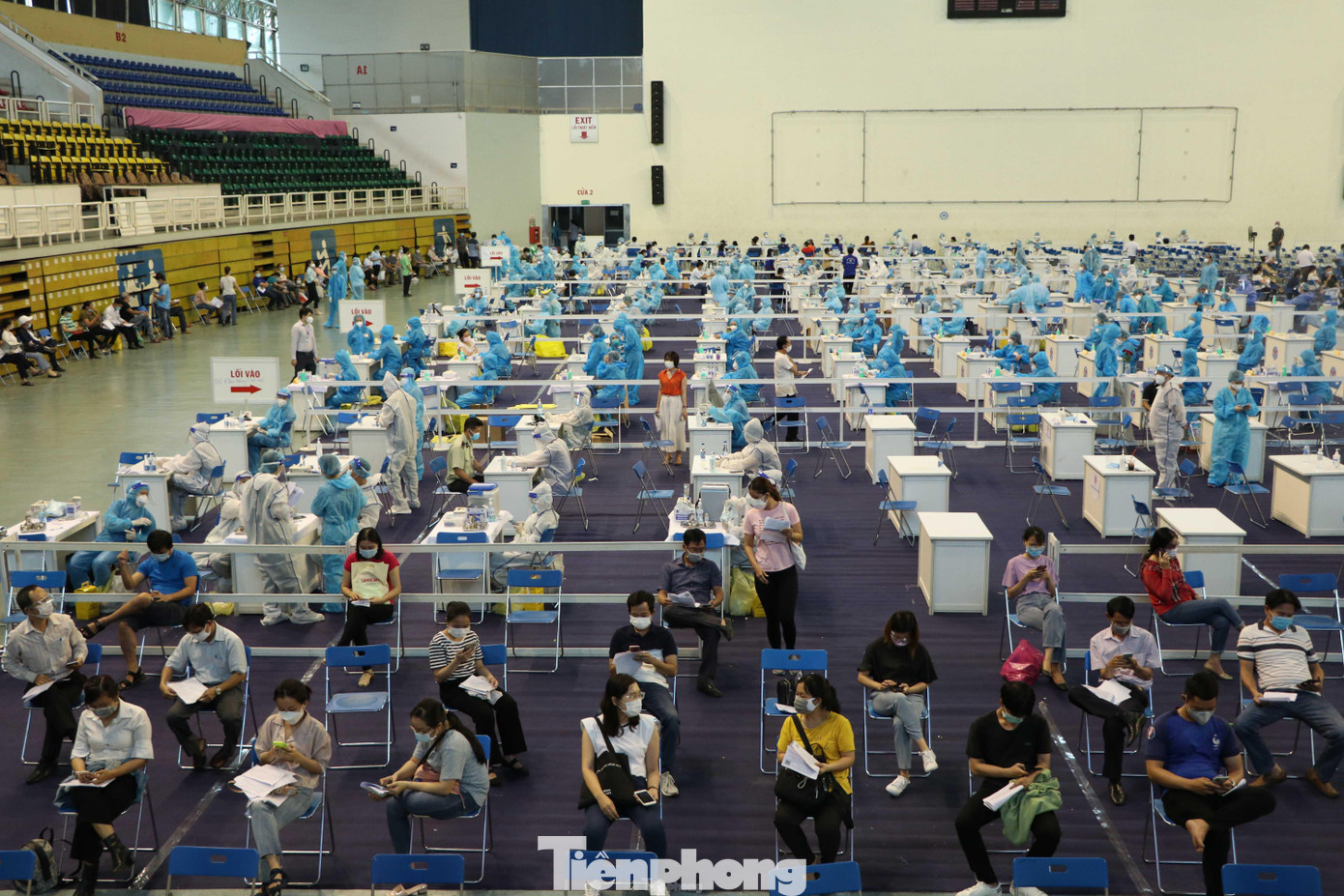 Sáng 26/6, tại điểm tiêm chủng ở Nhà thi đấu Phú Thọ, quận 11, TPHCM, công tác tổ chức tiêm chủng được triển khai đảm bảo an toàn phòng chống dịch COVID-19. Đây là điểm tiêm chủng lớn nhất TPHCM với công suất đạt hơn 8.000 người/ngày.