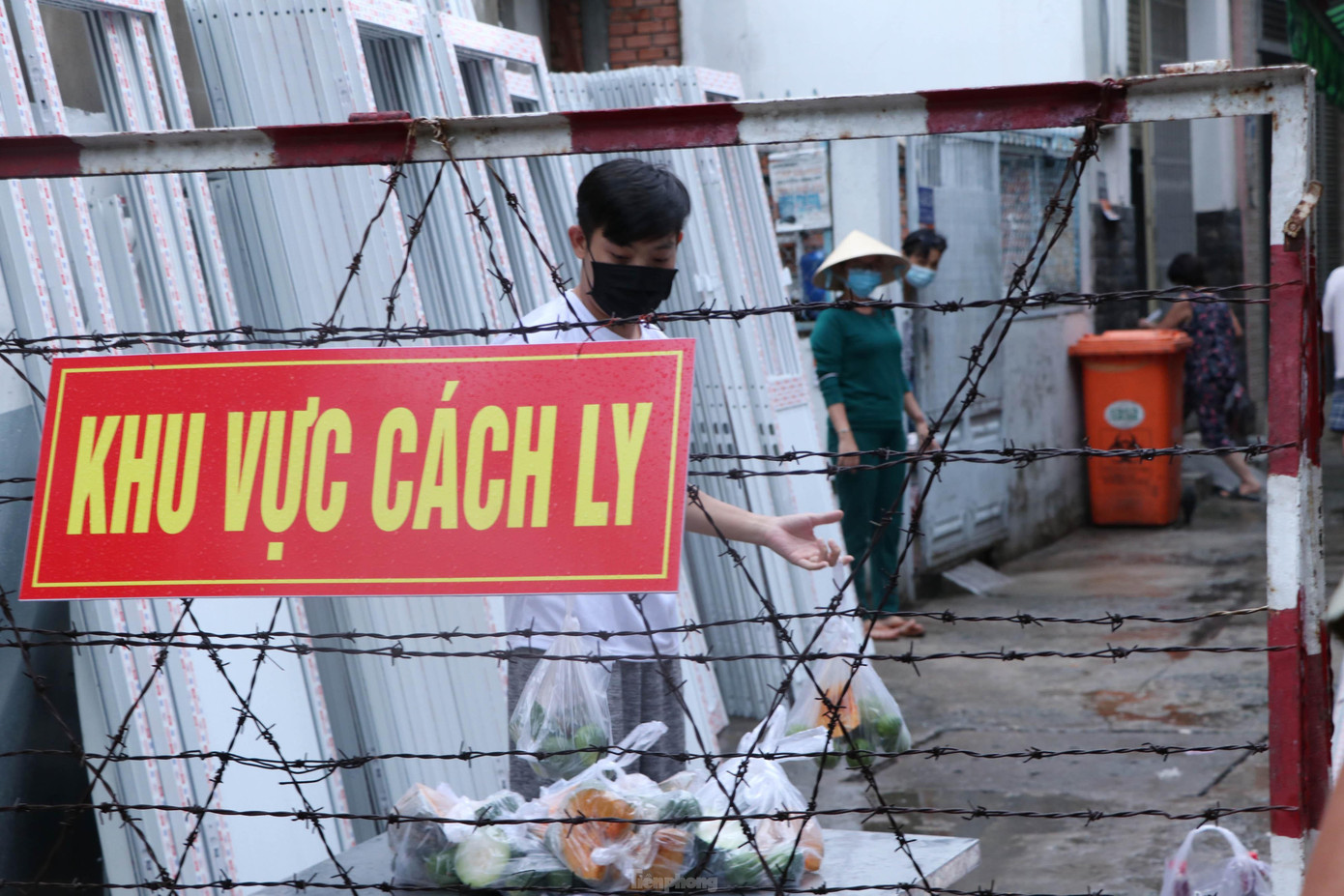 Nhiều khu dân cư liên quanc ca mắc COVID-19 đang bị cách ly. Nhiều khu dân cư liên quanc ca mắc COVID-19 đang bị cách ly.