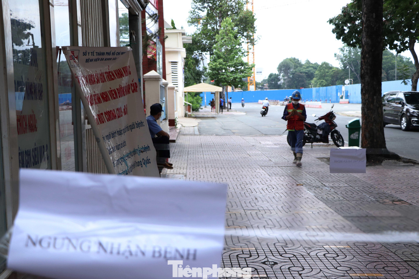 Bệnh nhân thứ 5 cũng là nam (57 tuổi, ngụ quận 7), đến khám vì bị đau họng đã 3 ngày, ho, không sốt, không khó thở… Bệnh nhân từng ngồi chung phòng 1 bệnh nhân test dương tính. Mỗi sáng chở vợ đi chợ Bình Điền, cách 1 ngày đi thăm mẹ 1 lần… Bệnh nhân thứ 5 cũng là nam (57 tuổi, ngụ quận 7), đến khám vì bị đau họng đã 3 ngày, ho, không sốt, không khó thở… Bệnh nhân từng ngồi chung phòng 1 bệnh nhân test dương tính. Mỗi sáng chở vợ đi chợ Bình Điền, cách 1 ngày đi thăm mẹ 1 lần…