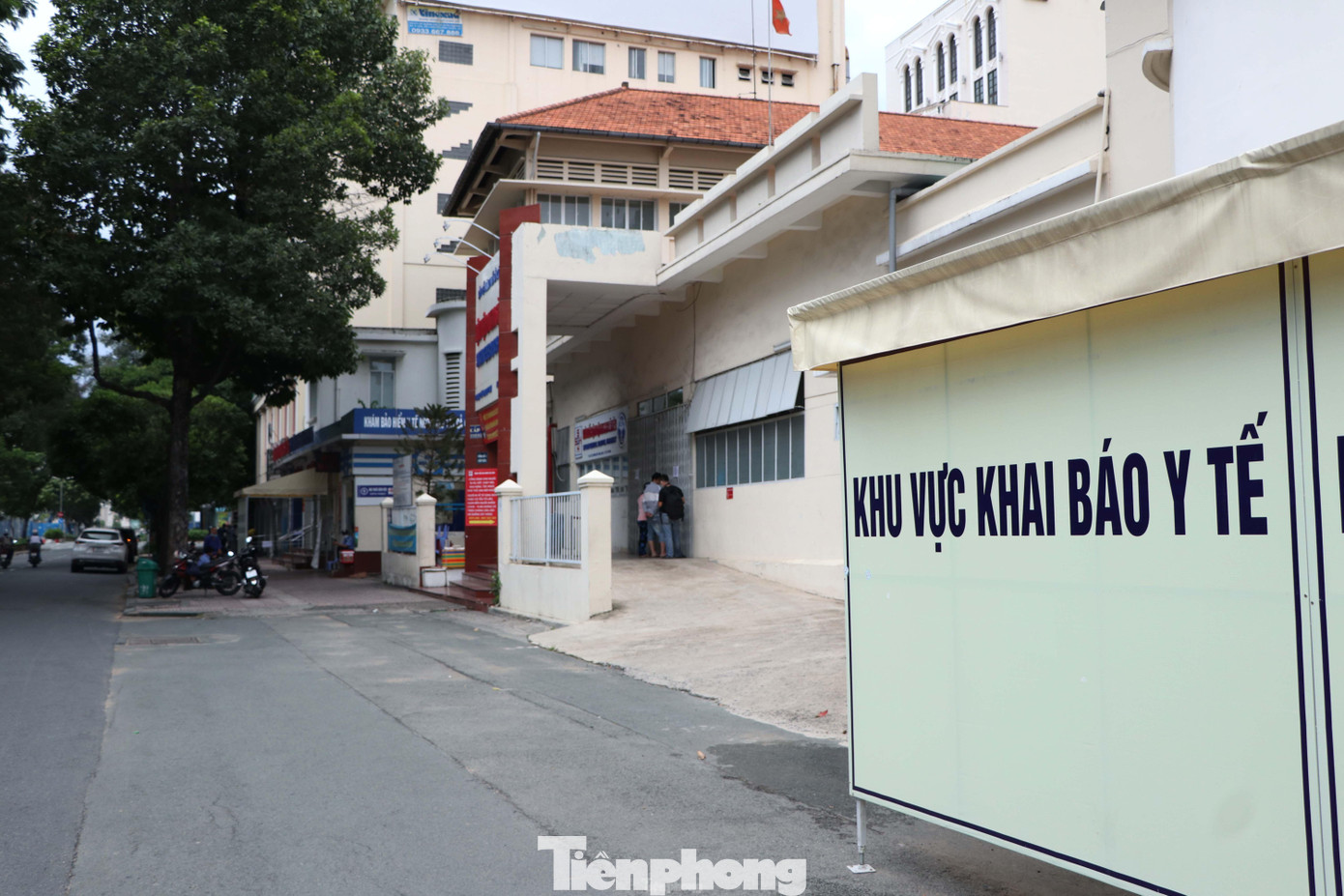 Hiện Bệnh viện Đa khoa Sài Gòn đã tạm ngưng khám bệnh ngoại trú để tiến hành khử khuẩn, chống dịch COVID-19. Hiện Bệnh viện Đa khoa Sài Gòn đã tạm ngưng khám bệnh ngoại trú để tiến hành khử khuẩn, chống dịch COVID-19.