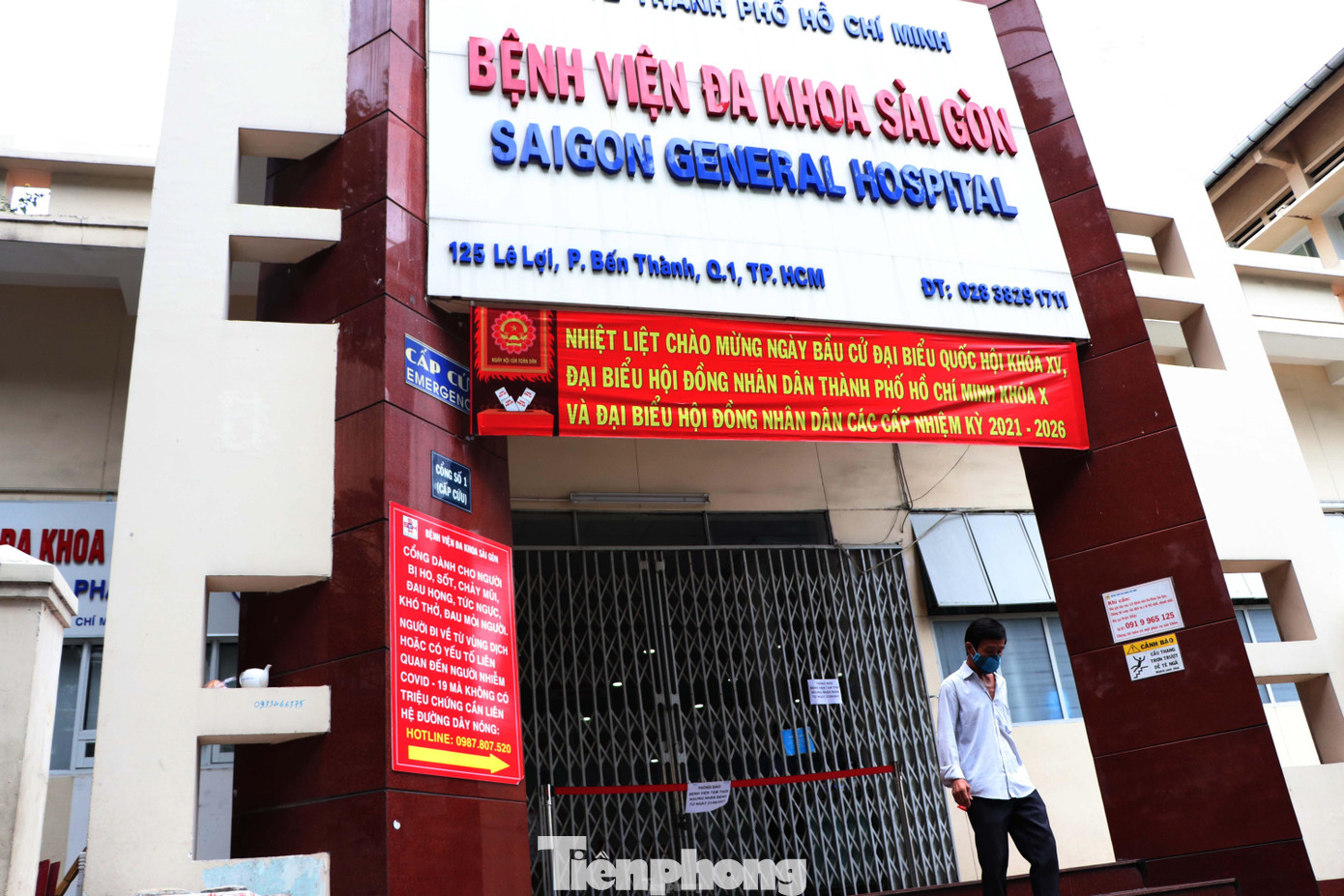 Bệnh nhân thứ 4 là nam (21 tuổi ngụ quận Bình Thạnh). Cách 2 ngày đi khám bệnh nhân đột ngột đau họng mức độ vừa, tự uống thuốc nhưng không đỡ nên đến khám tại Bệnh viện đa khoa Sài Gòn. Trước đó, bệnh nhân ở khu vực phong tỏa, ngồi gần 1 ca test nhanh dương tính, 3-4 tuần trước có đi chụp X-quang ở 1 phòng khám tại Q.3. Bệnh nhân thứ 4 là nam (21 tuổi ngụ quận Bình Thạnh). Cách 2 ngày đi khám bệnh nhân đột ngột đau họng mức độ vừa, tự uống thuốc nhưng không đỡ nên đến khám tại Bệnh viện đa khoa Sài Gòn. Trước đó, bệnh nhân ở khu vực phong tỏa, ngồi gần 1 ca test nhanh dương tính, 3-4 tuần trước có đi chụp X-quang ở 1 phòng khám tại Q.3.