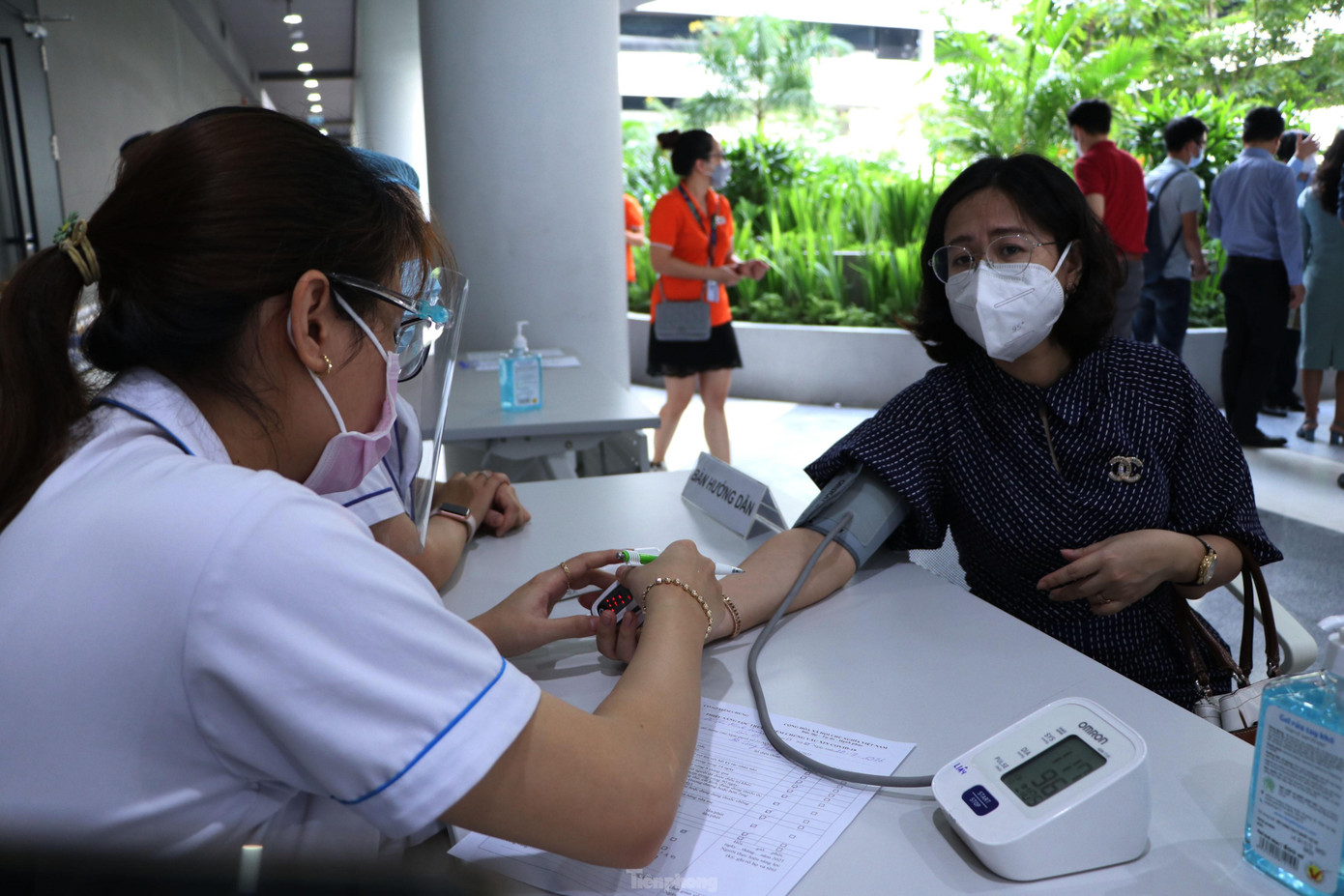 Nhân viên y tế khám, tư vấn cho người được tiêm vắc xin. Nhân viên y tế khám, tư vấn cho người được tiêm vắc xin.