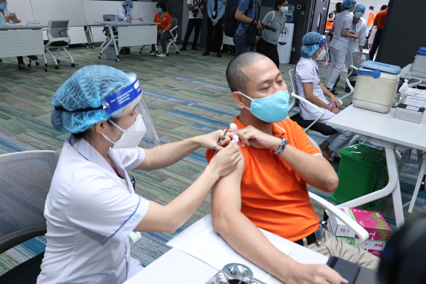 Những công nhân đầu tiên được tiêm vắc xin trong chiến dịch lớn nhất này. Những công nhân đầu tiên được tiêm vắc xin trong chiến dịch lớn nhất này.