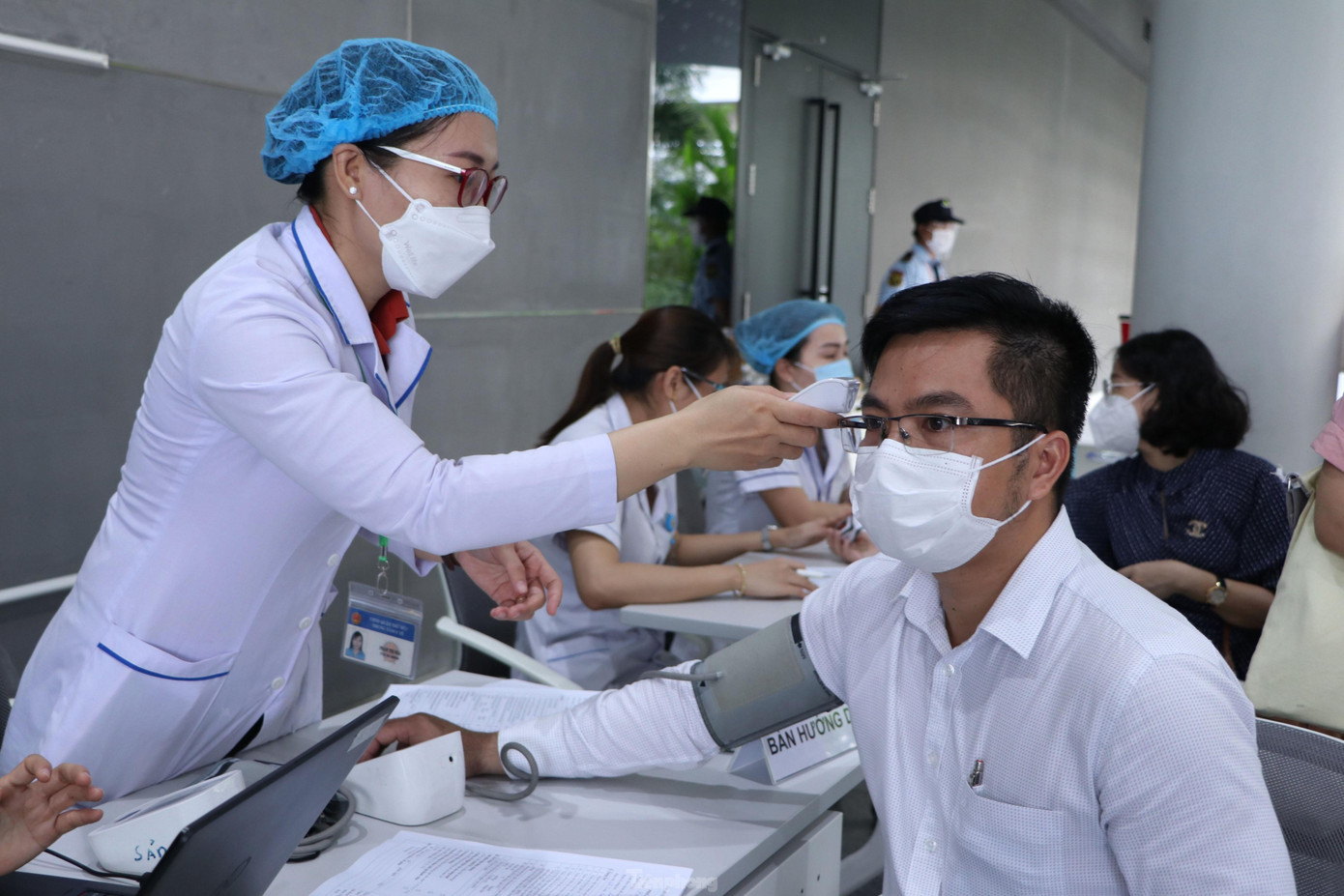 Khám sàng lọc trước khi tiêm. Khám sàng lọc trước khi tiêm.