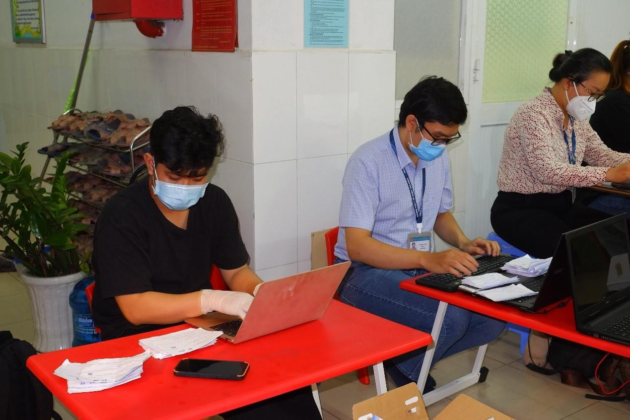 Thông tin của người dân được các tình nguyện viên ghi chép, sao lưu cẩn thận trên hệ thống.