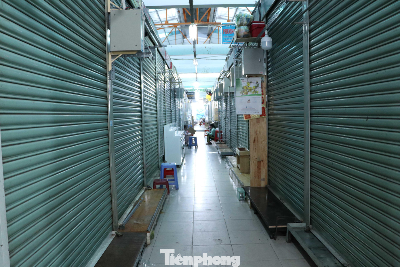 Các ki-ốt bán hàng không thiết yếu được yêu cầu đóng cửa để phục vụ công tác phòng chống dịch bệnh. Các ki-ốt bán hàng không thiết yếu được yêu cầu đóng cửa để phục vụ công tác phòng chống dịch bệnh.