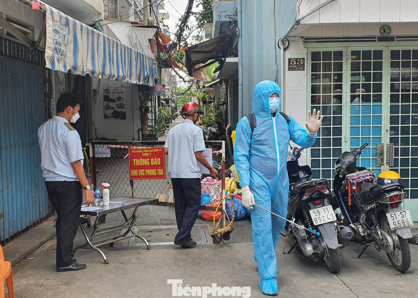 Ghi nhận tại hiện trường, cơ quan chức năng đã thiết lập hàng rào chắn phong tỏa chợ Phú Nhuận, đường Ngô Thời Nhiệm và hai con hẻm trên đường Cao Thắng, phường 17, quận Phú Nhuận