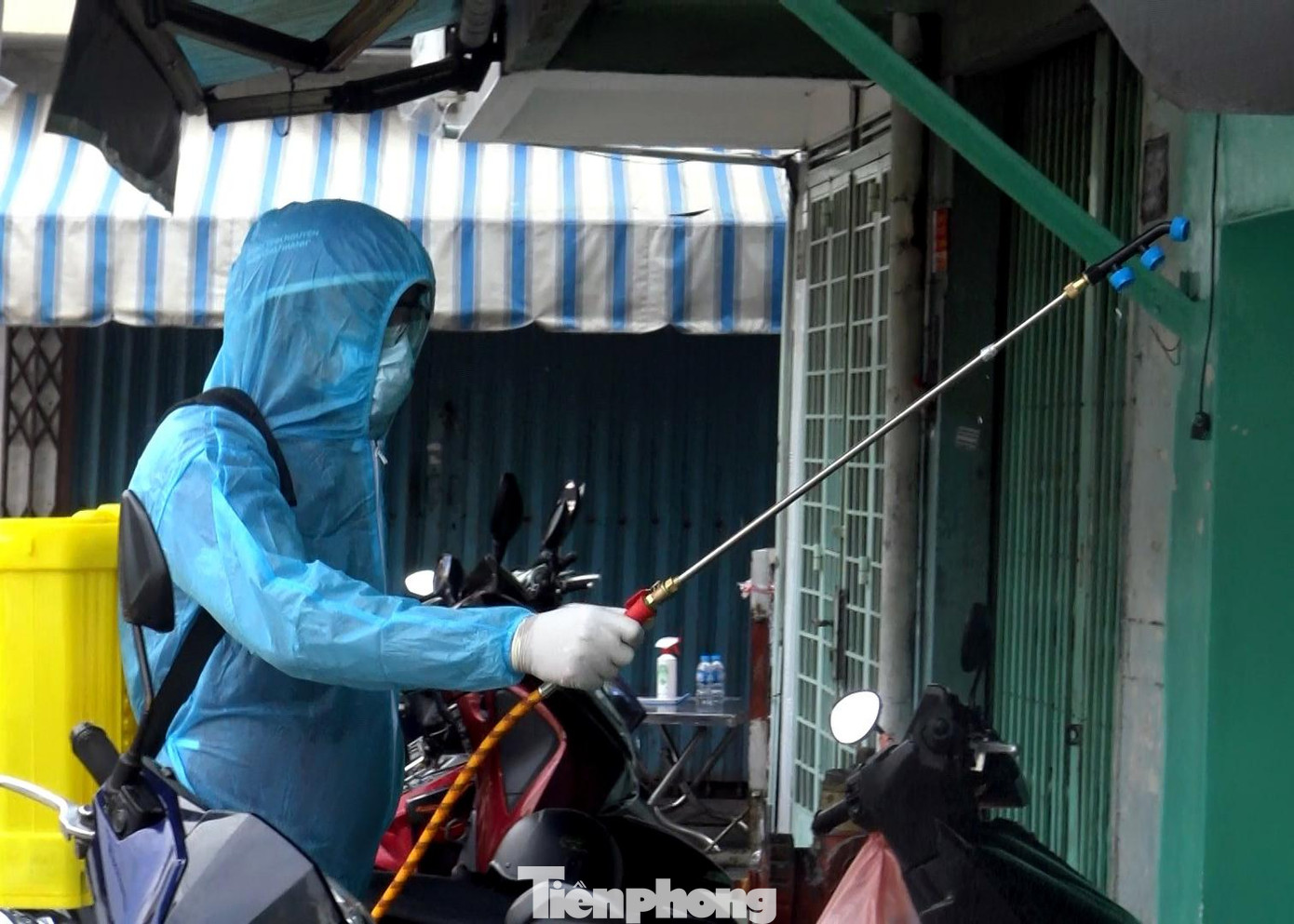 Cũng theo vị lãnh đạo này cho hay, sau khi phong tỏa, phường đã tổ chức phun khử khuẩn, tuyên truyền cho người dân về các biện pháp phòng chống dịch. Đồng thời, lên phương án hỗ trợ nhu yếu phẩm cho người dân trong khu phong tỏa.