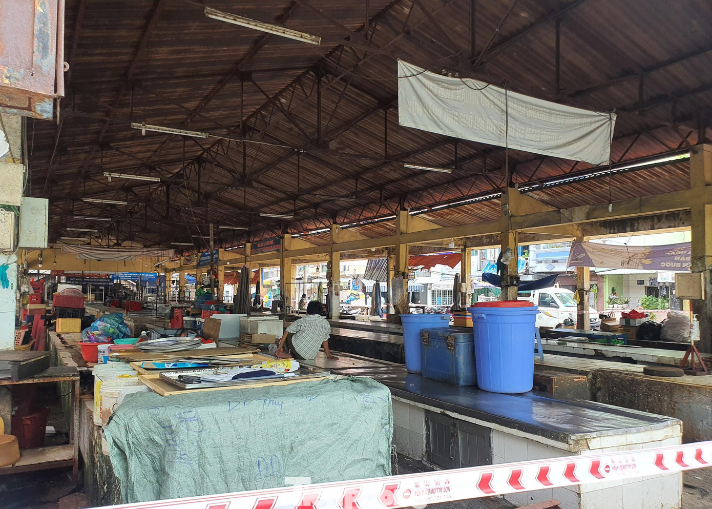 Tại hiện trường, khu chợ Phú Nhuận đã được lực lượng chức năng căng dây phong tỏa toàn bộ, tiểu thương cũng đã dọn dẹp hết hàng hóa.