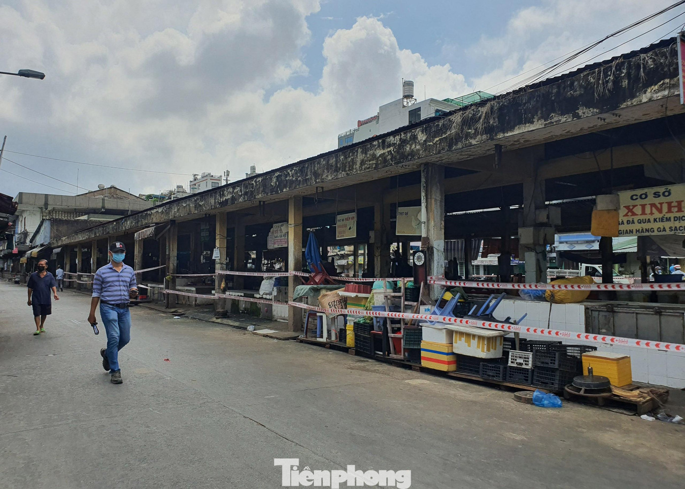 Khu vực phong tỏa gồm chợ Phú Nhuận với 290 tiểu thương và 160 người dân bán hàng xung quanh. Ba con hẻm bị phong tỏa gồm hơn 300 hộ dân với khoảng 1.000 nhân khẩu. Toàn bộ người dân và tiểu thương đã được lấy mẫu xét nghiệm tầm soát COVID-19.