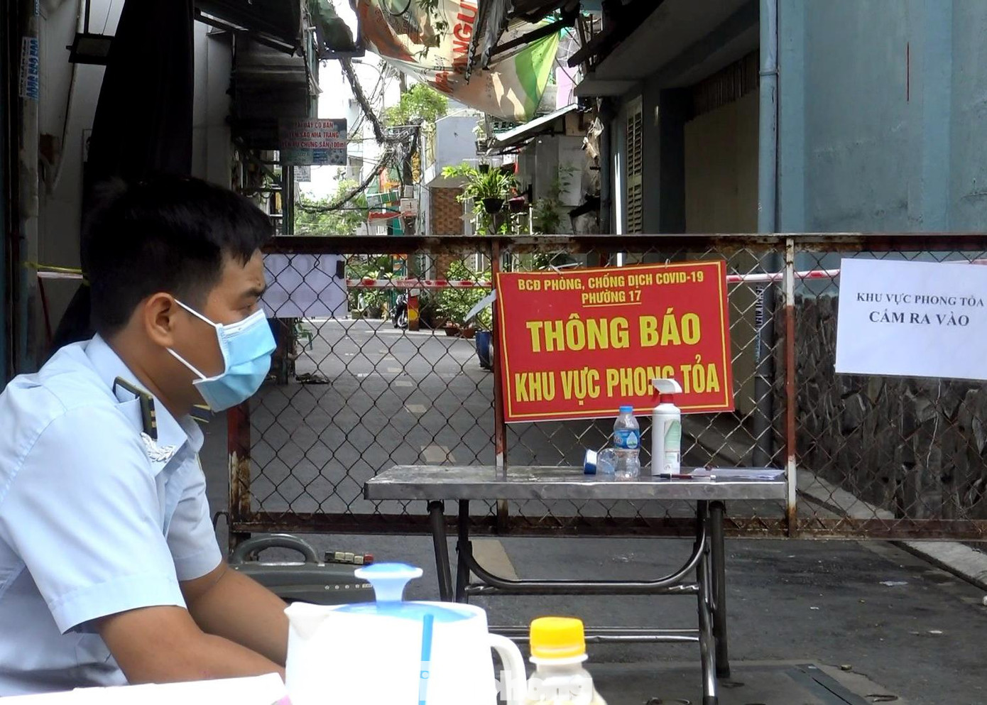 Cơ quan chức năng kiểm soát, không cho người dân ra vào khu vực cách ly. Những trường hợp đến giao hàng, thực phẩm được yêu cầu để lên bàn ngay tại vị trí hàng rào phong tỏa để người dân trong khu vực cách ly đến nhận.