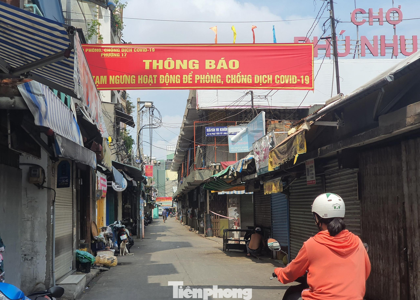 Theo một lãnh đạo phường 17, quận Phú Nhuận cho biết, ngay sau khi nhận thông tin từ ngành y tế, chính quyền địa phương đã tiến hành phong tỏa các khu vực liên quan để điều tra, truy vết, lấy mẫu xét nghiệm cho người dân.