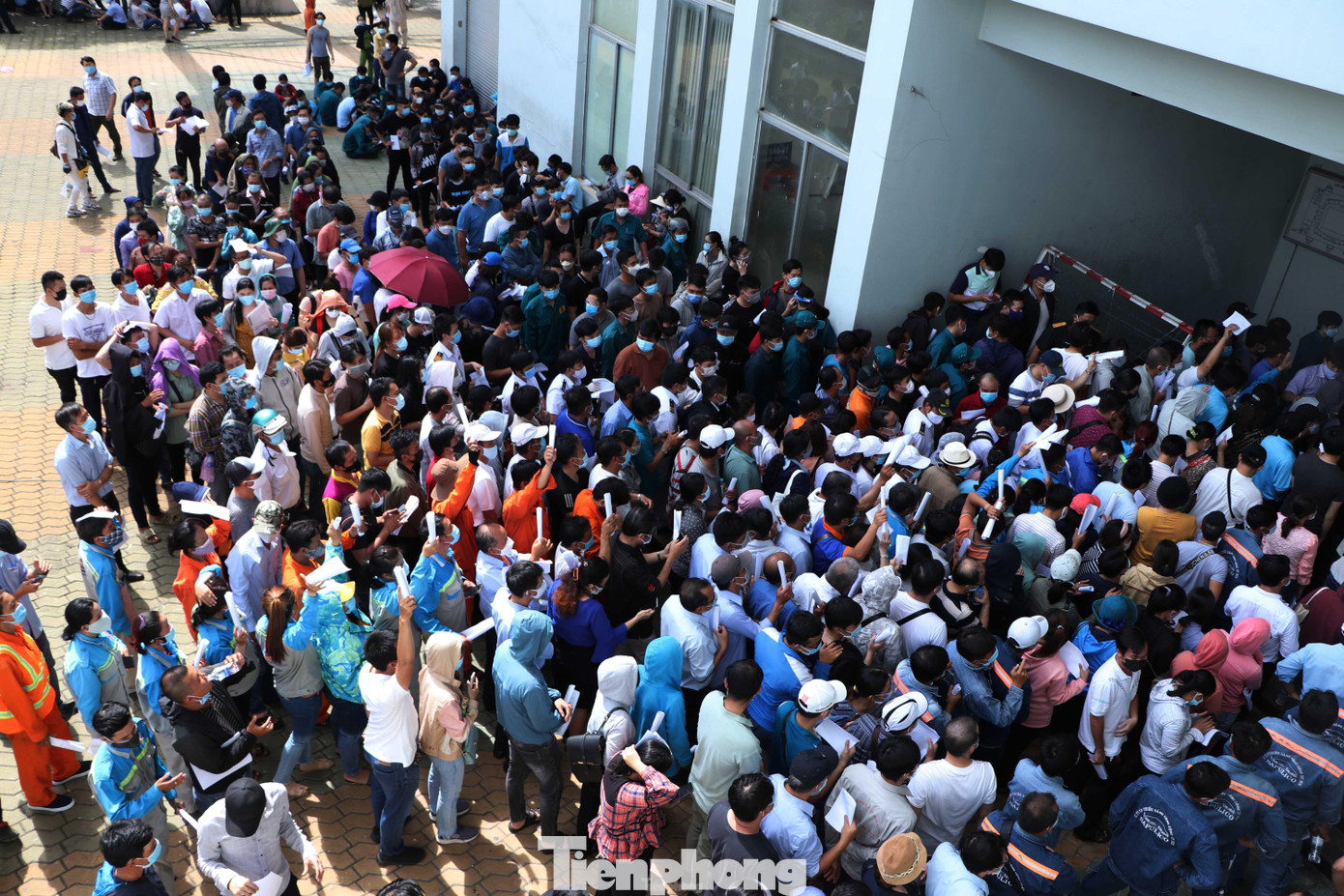 Việc có số lượng người quá đông tập trung vào một thời điểm trước cửa Nhà thi đấu khiến người dân phải chen chúc, đứng sát nhau để xếp hàng vào tiêm. Việc có số lượng người quá đông tập trung vào một thời điểm trước cửa Nhà thi đấu khiến người dân phải chen chúc, đứng sát nhau để xếp hàng vào tiêm.