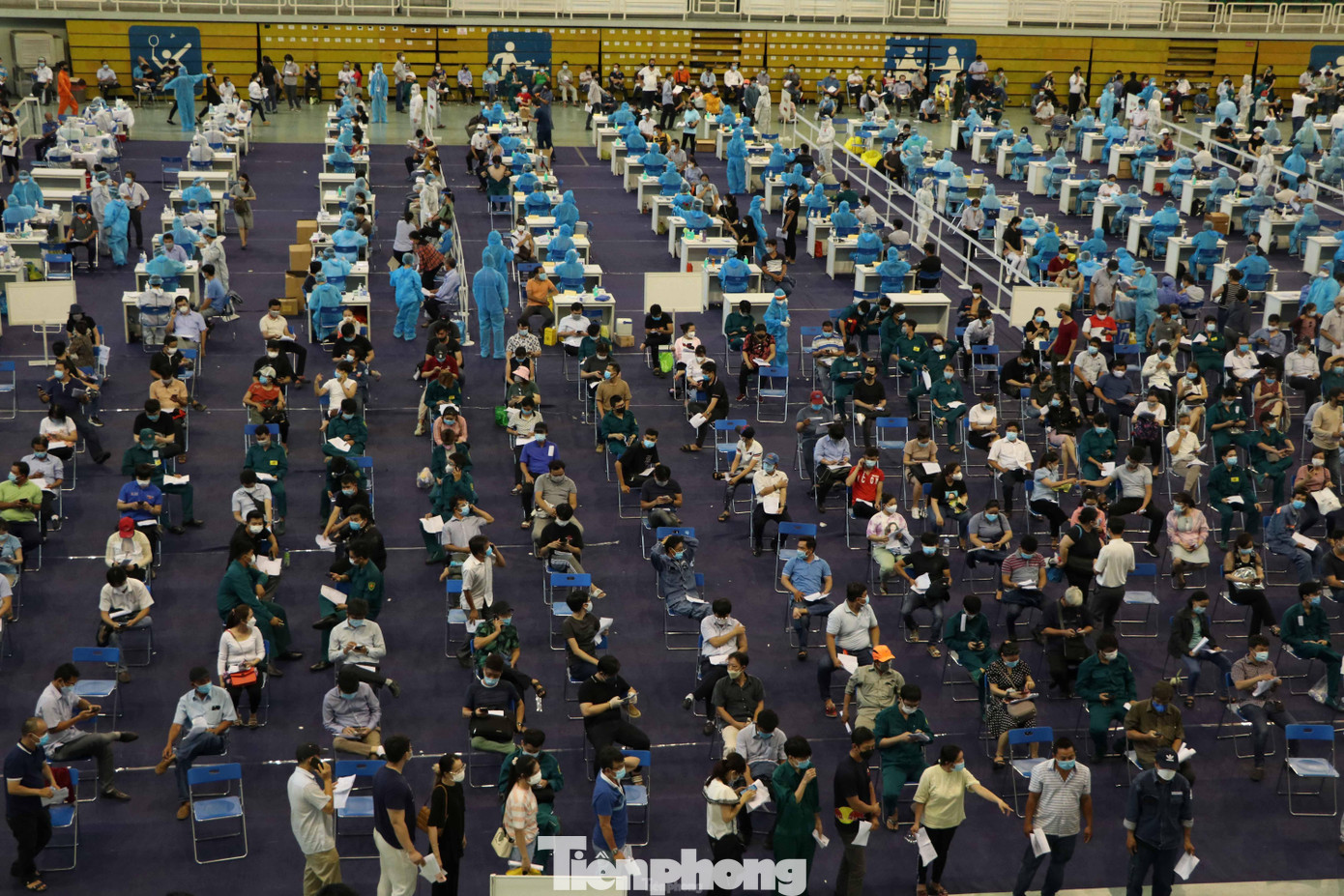 Bên trong Nhà thi đấu, lực lượng nhân viên y tế đang khẩn trương khám tầm soát, tiêm chủng và theo dõi sức khỏe sau tiêm cho người dân. Bên trong Nhà thi đấu, lực lượng nhân viên y tế đang khẩn trương khám tầm soát, tiêm chủng và theo dõi sức khỏe sau tiêm cho người dân.