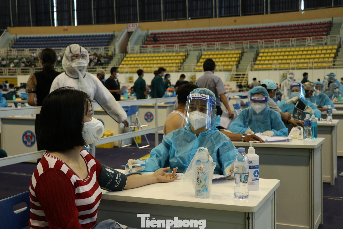 Theo Trung tâm Kiểm soát Bệnh tật TP.HCM (HCDC), tại điểm tiêm Nhà thi đấu Phú thọ có 46 bàn tiêm. Lực lượng tiêm chủng đến từ 9 đơn vị khác nhau, gồm Bệnh viện Đại học Y dược, Bệnh viện Nhân dân 115, Bệnh viện Răng Hàm Mặt, Bệnh viện Tai Mũi Họng. Theo Trung tâm Kiểm soát Bệnh tật TP.HCM (HCDC), tại điểm tiêm Nhà thi đấu Phú thọ có 46 bàn tiêm. Lực lượng tiêm chủng đến từ 9 đơn vị khác nhau, gồm Bệnh viện Đại học Y dược, Bệnh viện Nhân dân 115, Bệnh viện Răng Hàm Mặt, Bệnh viện Tai Mũi Họng.