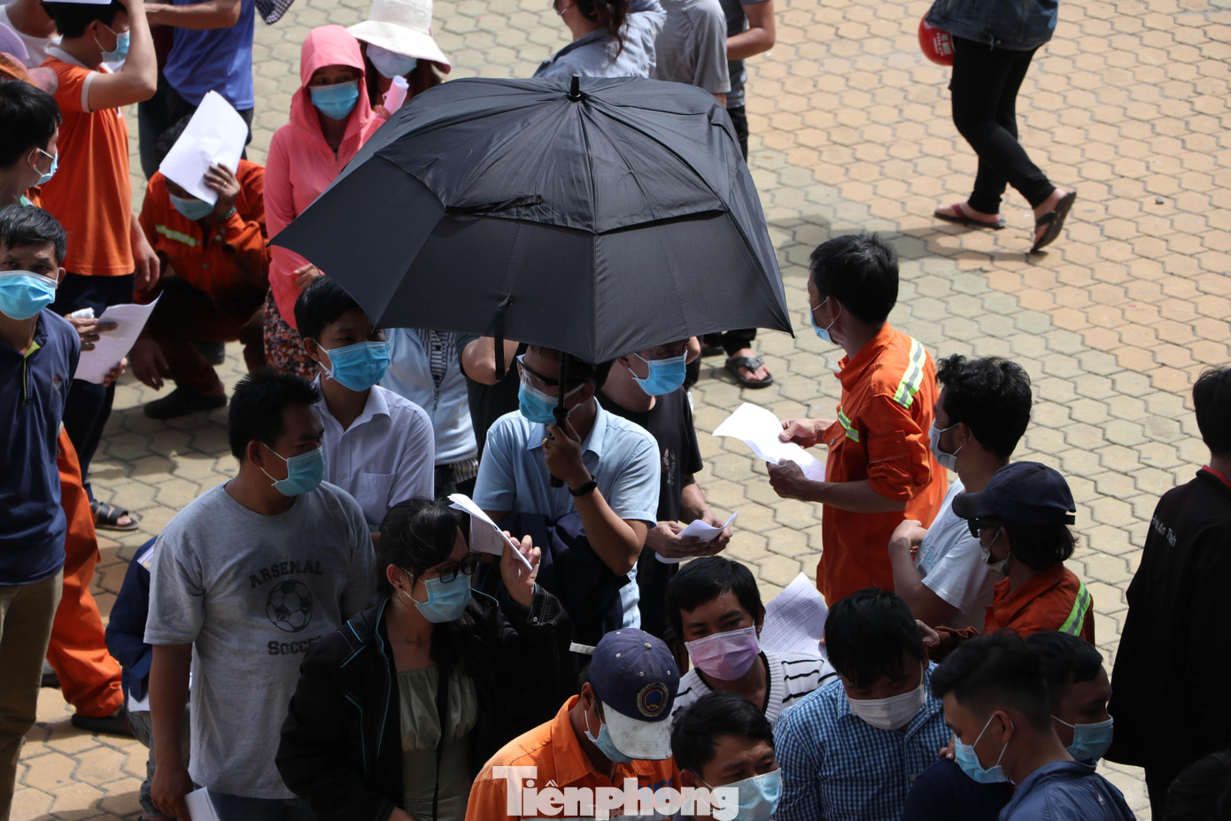 Nhiều người đến từ khoảng 7h sáng nhưng phải đợi đến hơn 10h vẫn chưa được vào trong khu vực tiêm. Nhiều người đến từ khoảng 7h sáng nhưng phải đợi đến hơn 10h vẫn chưa được vào trong khu vực tiêm.