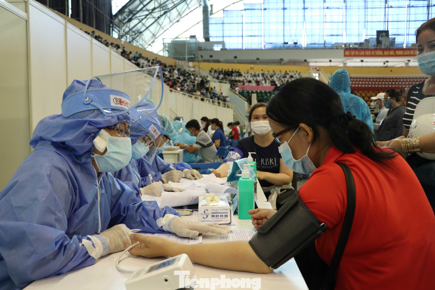 Tổng số nhân viên y tế được huy động là 230 người. Mỗi giờ điểm tiêm này có thể thực hiện tối đa 1.000 mũi tiêm, một ngày đạt khoảng 8.000 mũi tiêm. Tổng số nhân viên y tế được huy động là 230 người. Mỗi giờ điểm tiêm này có thể thực hiện tối đa 1.000 mũi tiêm, một ngày đạt khoảng 8.000 mũi tiêm.