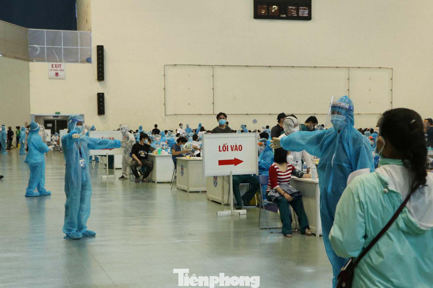 Người dân vào khu vực tiêm được các tình nguyện viên hướng dẫn nhiệt tình để đến bàn khám sàng lọc. Người dân vào khu vực tiêm được các tình nguyện viên hướng dẫn nhiệt tình để đến bàn khám sàng lọc.