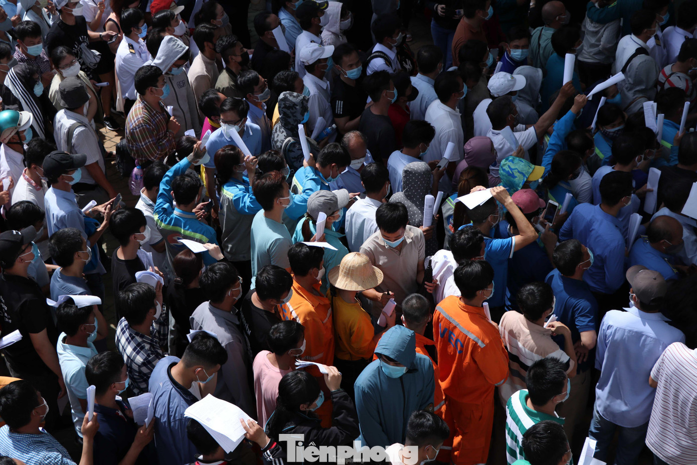 Hàng nghìn người là công nhân, nhân viên, viên chức các đơn vị, công ty trên địa bàn TPHCM đã được thông báo đến Nhà thi đấu Phú Thọ để tiêm vắc xin COVID-19. Hàng nghìn người là công nhân, nhân viên, viên chức các đơn vị, công ty trên địa bàn TPHCM đã được thông báo đến Nhà thi đấu Phú Thọ để tiêm vắc xin COVID-19.