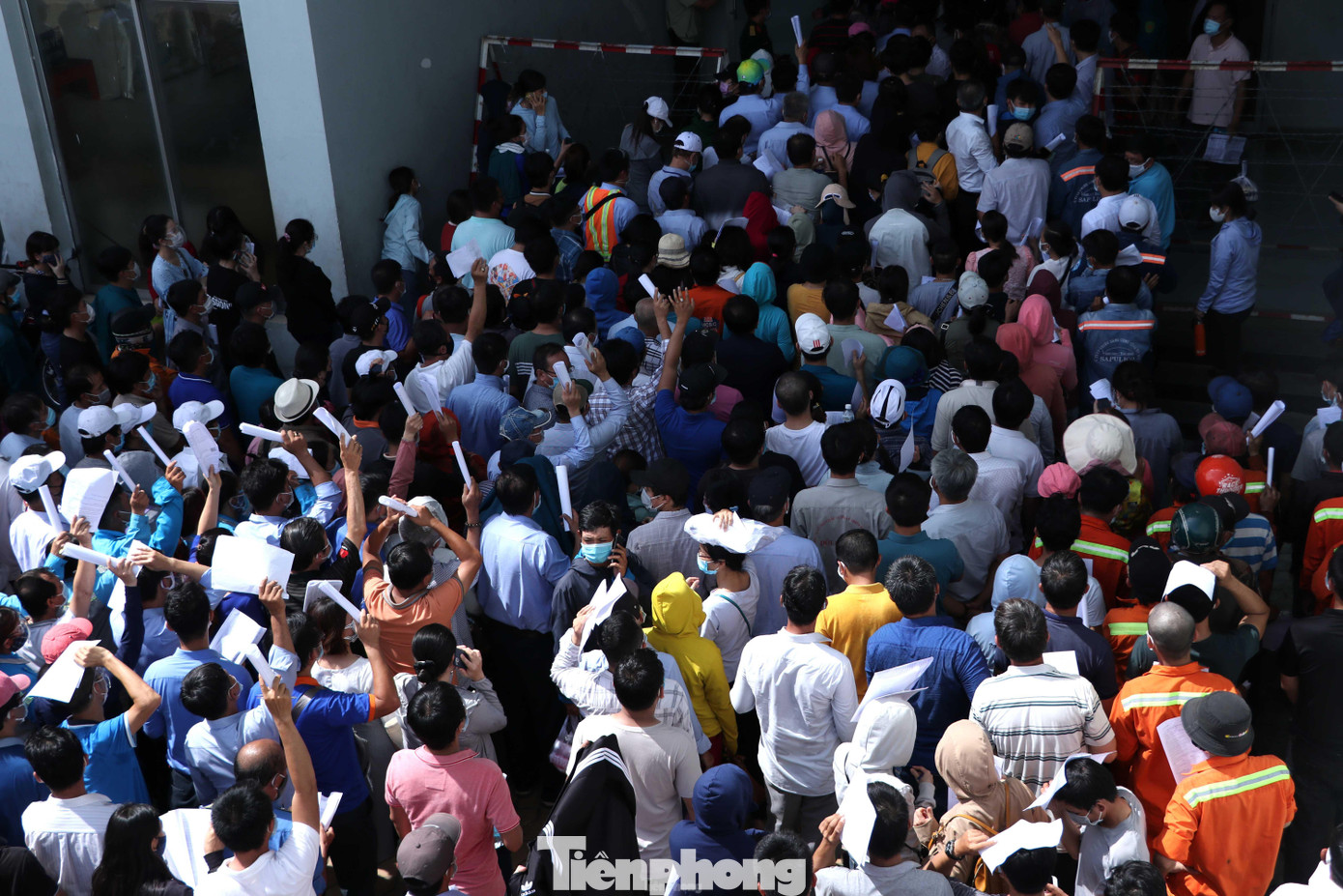 Tại điểm tiêm ở Nhà thi đấu Phú Thọ, quận 11, TPHCM lực lượng chức năng bắt đầu tiêm từ ngày 24/6 với số lượng dự kiến khoảng 8.000 người mỗi ngày. Tại điểm tiêm ở Nhà thi đấu Phú Thọ, quận 11, TPHCM lực lượng chức năng bắt đầu tiêm từ ngày 24/6 với số lượng dự kiến khoảng 8.000 người mỗi ngày.