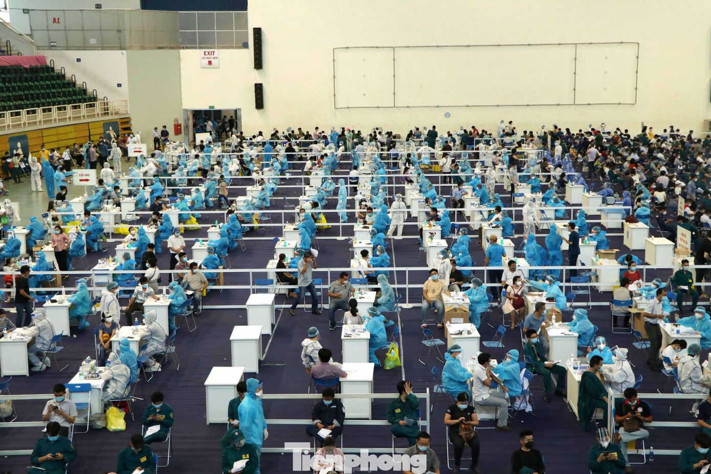 Ngành y tế đã huy động lực lượng để thực hiện tiêm xuyên trưa, dự kiến sẽ tiếp tục tiêm tại điểm này trong vòng 2 ngày với số lượng khoảng hơn 30.000 người. Ngành y tế đã huy động lực lượng để thực hiện tiêm xuyên trưa, dự kiến sẽ tiếp tục tiêm tại điểm này trong vòng 2 ngày với số lượng khoảng hơn 30.000 người.