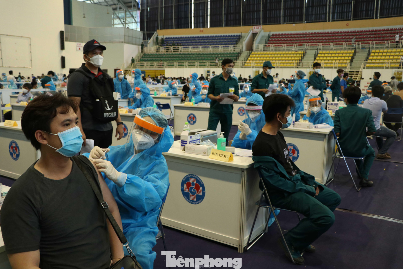 Các bàn tiêm được bố trí giữ khoảng cách để phòng chống dịch bênh. Các bàn tiêm được bố trí giữ khoảng cách để phòng chống dịch bênh.