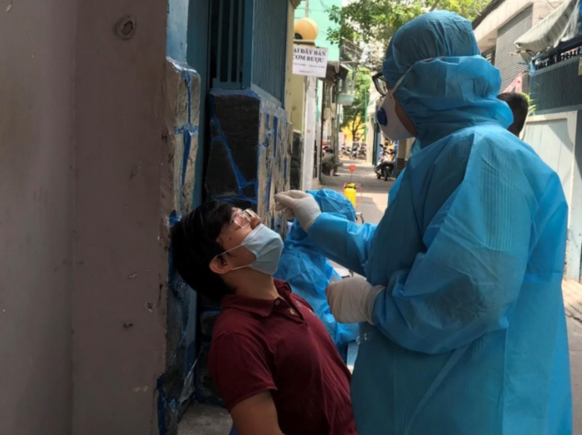 Lấy mẫu xét nghiệm tầm soát COVID-19 cho người dân khu cách