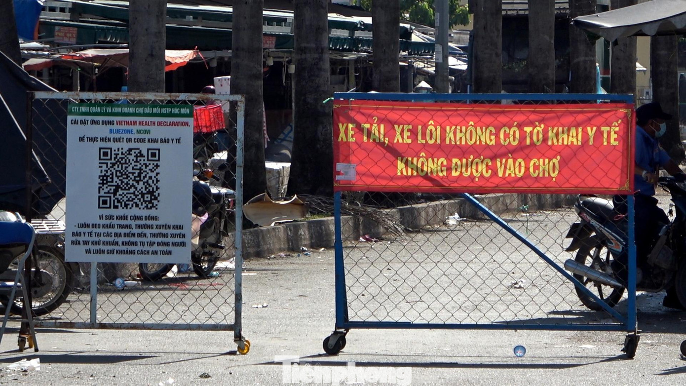 UBDN huyện Hóc Môn yêu cầu Công ty quản lý chợ phối hợp Sở Công thương và UBND huyện Hóc Môn xây dựng phương án phòng chống dịch với nhiều tình huống xử lý khác nhau để áp dụng khi chợ hoạt động trở lại.