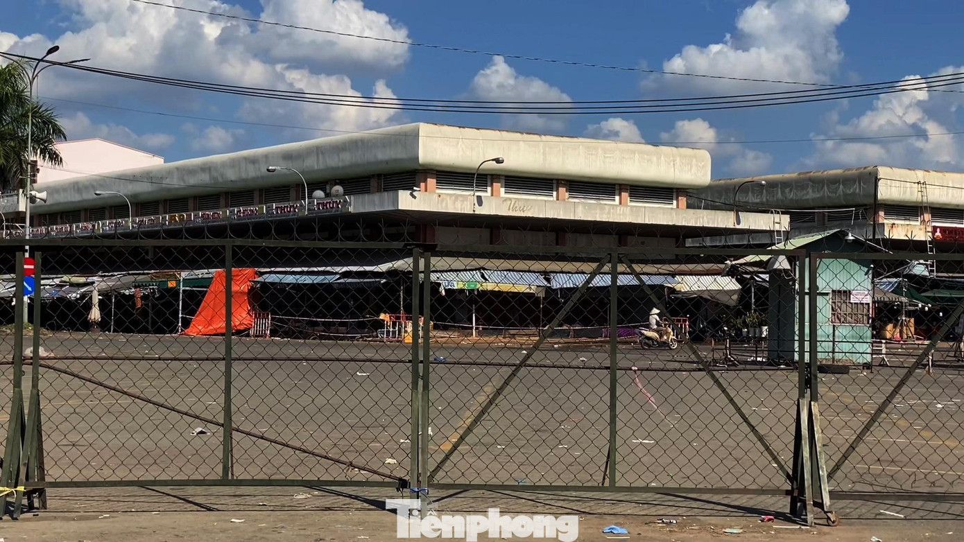 Chợ đầu mối Hóc Môn là khu chợ lớn nhất khu vực phía Tây Bắc TPHCM, chợ là đầu mối chuyên cung cấp lượng lớn nông sản, thực phẩm, đặc biệt là thịt heo cho toàn thành phố.