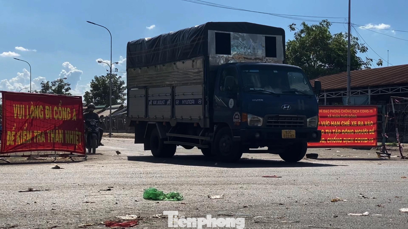 UBND huyện Hóc Môn giao công ty quản lý chợ thông tin cho các tiểu thương biết để thay đổi hình thức vận chuyển, giao và nhận hàng theo hình thức điều phối trực tuyến, giao tận nơi cho những khách hàng mà không thực hiện trực tiếp tại chợ.