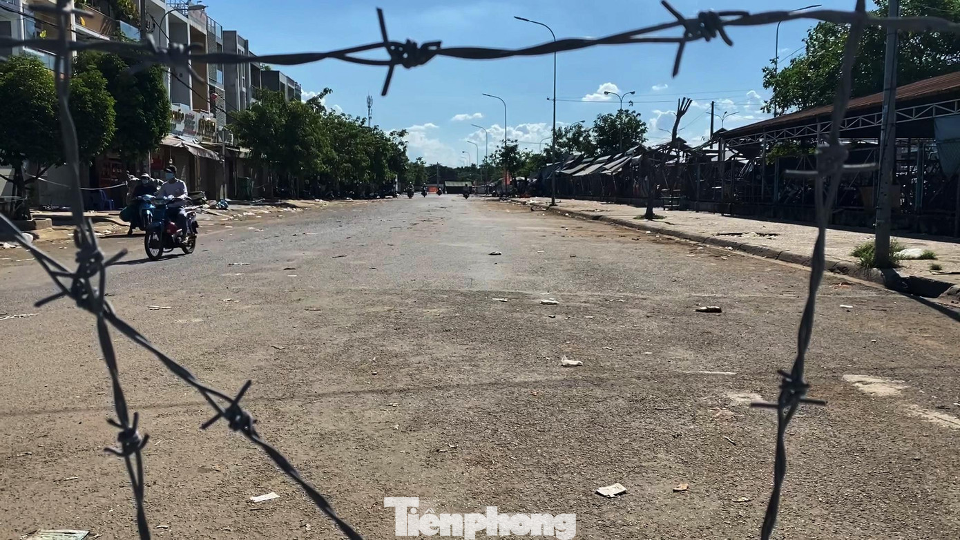 Ghi nhận vào chiều 27/6, các tuyến đường xung quanh chợ đầu mối Hóc Môn đã được cơ quan chức năng căng dây, lập rào chắn để hạn chế người dân ra vào chợ.