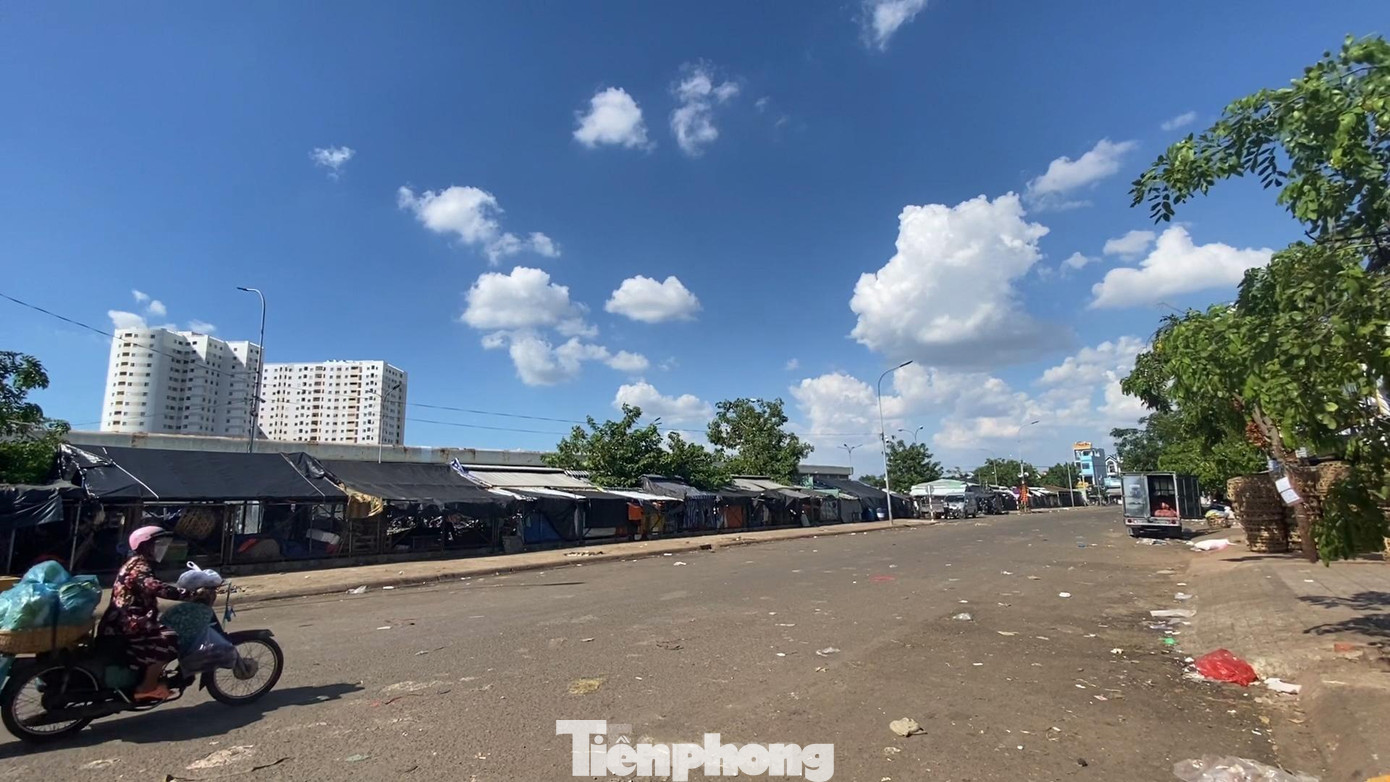 Việc điều phối giao hàng trực tuyến đảm bảo hàng hoá lưu thông thông suốt, đến tay người tiêu dùng; phun tiêu độc, khử trùng toàn bộ khu vực chợ.