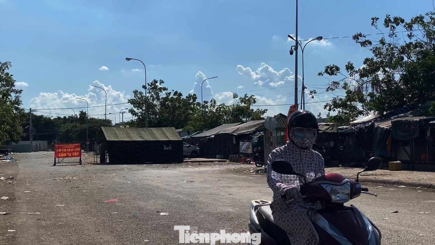 Các tiểu thương kinh doanh tại chợ đã được yêu cầu tạng dừng hoạt động buôn bán trong chợ để tiến hành phun khử khuẩn.