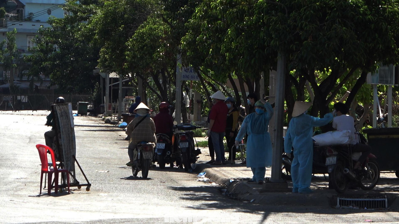 Trong đó, chợ đầu mối nông sản thực phẩm Hóc Môn đã xuất hiện 19 ca mắc COVID-19 và một số ca bệnh có liên quan đến các chợ khác.