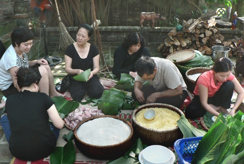 Các nghệ sĩ miền Bắc thi nhau 'trổ tài' gói bánh chưng ảnh 3